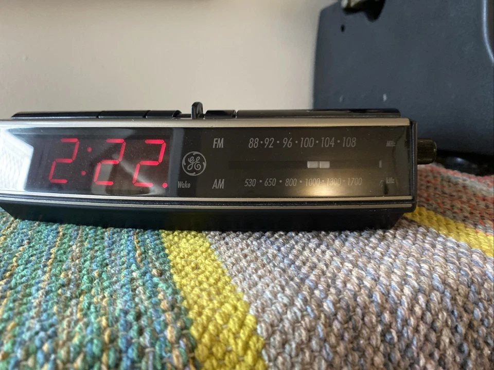 GE Alarm Clock AM/FM Radio Retro Woodgrain 7-4619A Tested Working - Image 2 of 4