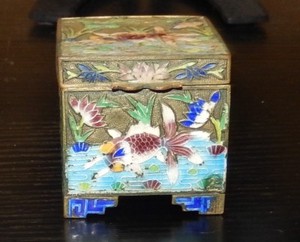 OLD SILVER GILT CLOISONNE REPOUSSE ENAMEL CHINESE KOI FISH STAMP JAR BOX