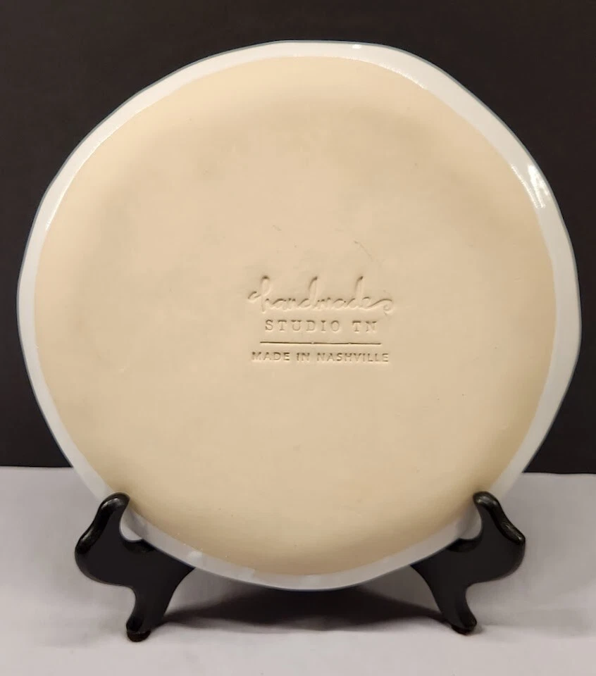 Plato de galletas de cerámica Studio TN Nashville hecho a mano con diseño de encaje blanco borde de oro 22K Foto 3 de 4