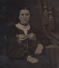 PORTRAIT OF STRIKING YOUNG WOMAN W/ SHARP FACE   LARGE BOW