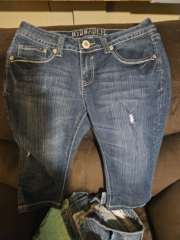 Hydraulic Size 11/12 Reg  Distressed Med Wash Blue Jean Capris