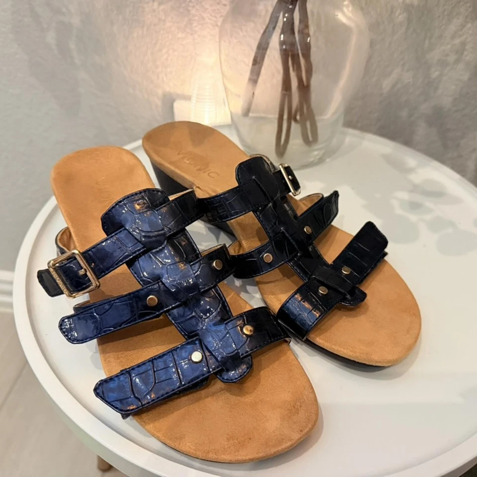 Sandalia de cuña de gamuza Vionic Radia azul charol cocodrilo como nueva para mujer 8 de ancho Foto 2 de 4