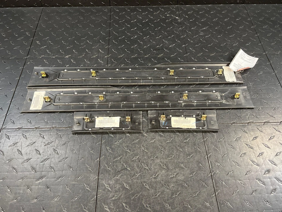 2008 GMC Yukon 4 Piece Silver Denali Scuff Pad Door Sill Set x4 Foto 2 de 4