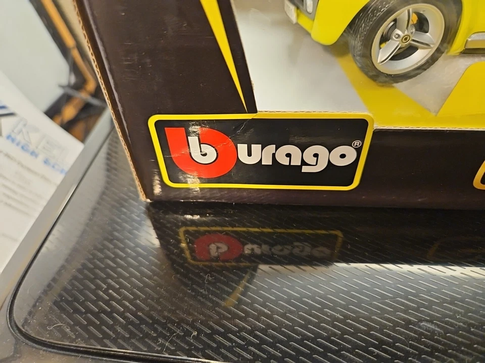 Burago 1/18 Smart Roadster Coupe(SUPER RARE Yellow Coupe) - Image 4 of 4