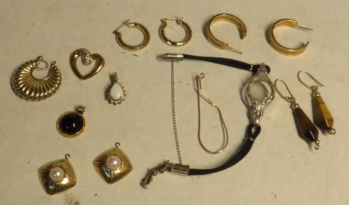 Vintage Estate Modern Costume Jewelry Lot Mix Gold Tone Filled Earring Charms +