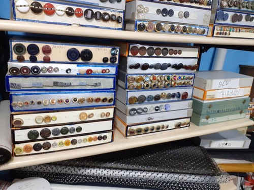 Merceria bottoni, oltre 150 scatole di tutti i colori e materiali, marchi famosi - Foto 7 di 24