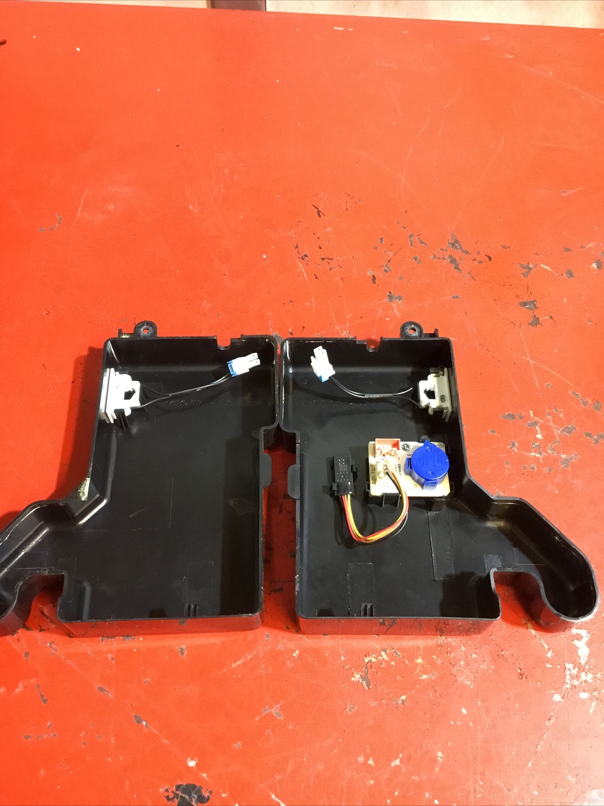 LG REFRIGERATOR DOOR HINGE ((SET L &R)) P/N MCK68187606 MCK68412402 (322)