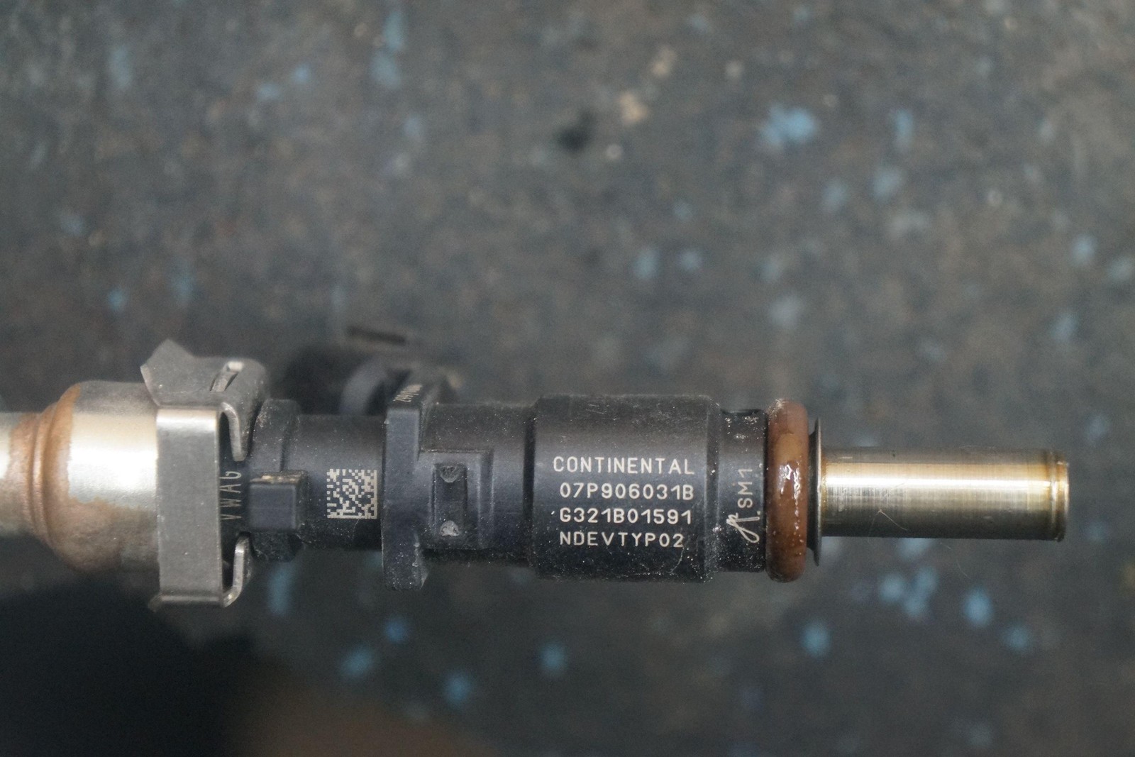 Left Fuel Injection Rail Pipe 6 Injector 07P133315B 07P906031B Bentley Bentayga