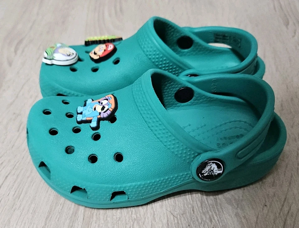 Zuecos sin cordones Crocs niño talla 9 niño verde con pluminas azul Mario Buzz Foto 2 de 4