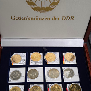 DDR Gedenkmünzen Sammlung in Kassette goldveredelt mit BTN Zertifikaten 1988/90
