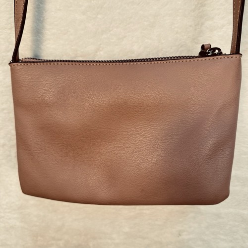 Simply Vera Wang crossbody purse Camel 8” X 6” Textured Front Flap Faux Leather - Picture 2 of 8