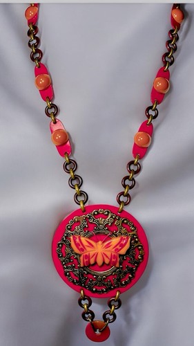 Collana lunga in bachelite farfalla intagliata, celluloide rossa e bachelite butterscotch - Foto 9 di 10