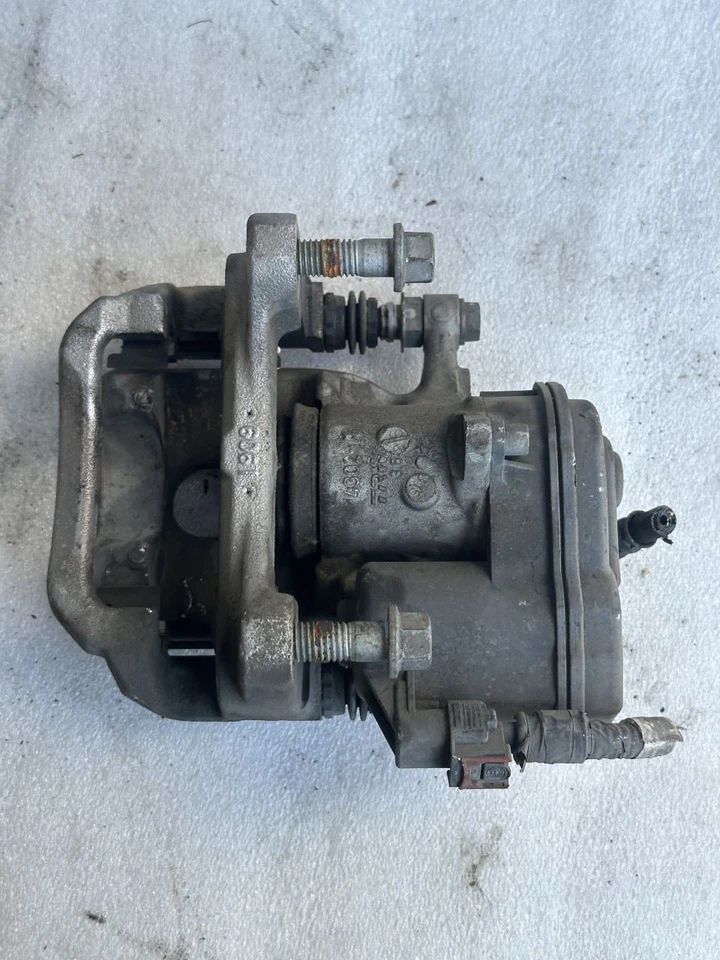 СУППОРТ ЗАДНЕГО ТОРМОЗА ПРАВОСТОРОННИЙ СО СТОРОНЫ ПАССАЖИРА 2017 CHEVROLET VOLT - Изображение 2 из 4