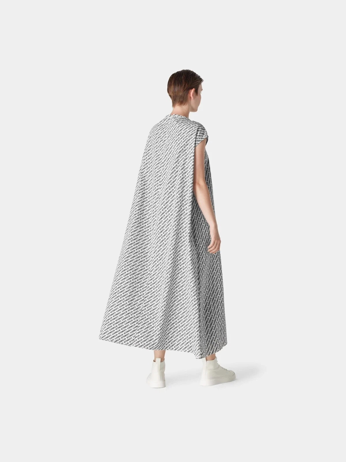 Maxi abito Vetements bianco con logo monogramma all over ¦ Taglia M oversize prezzo consigliato $2595