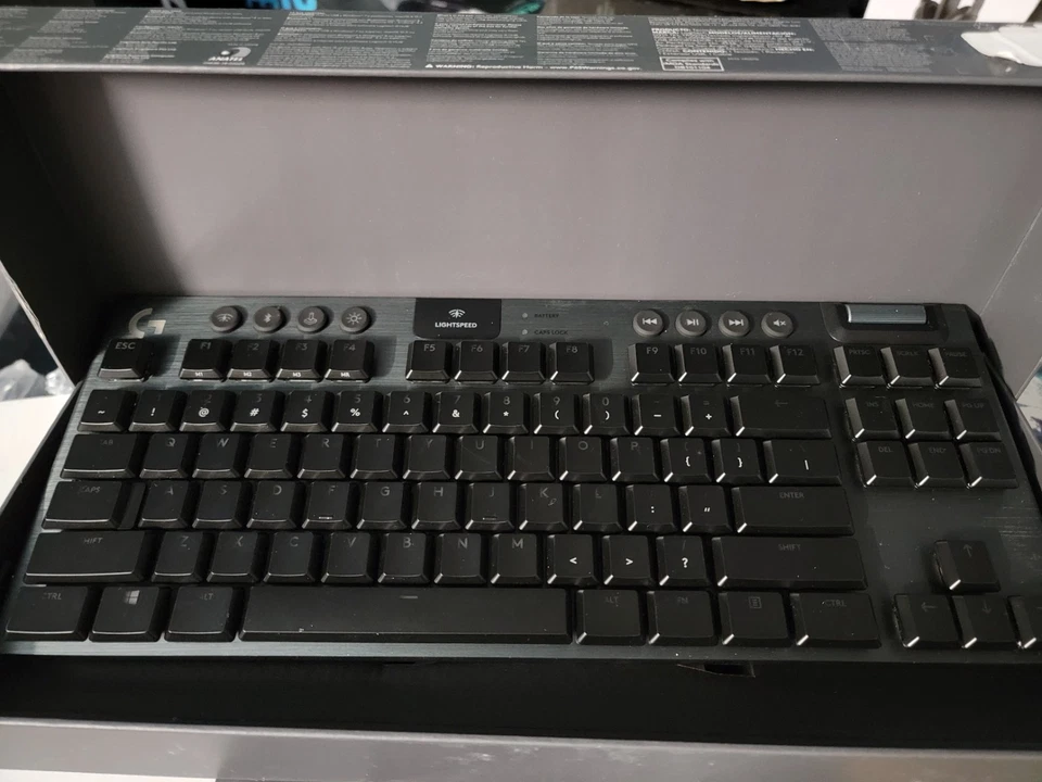Teclado inalámbrico Logitech G915 TKL lineal (920009512) Foto 3 de 4