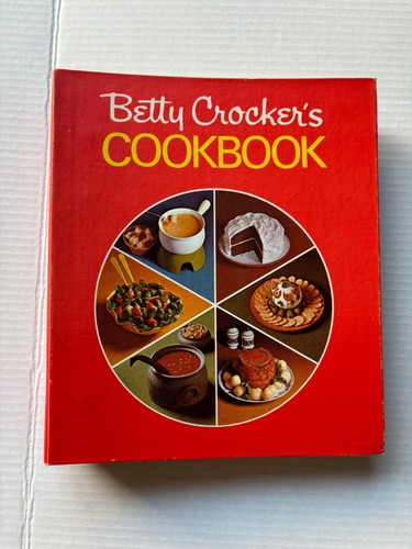 Betty Crocker's Cookbook 1976 Red Pie Cover 5 Ring Binder Vintage 26th Printing