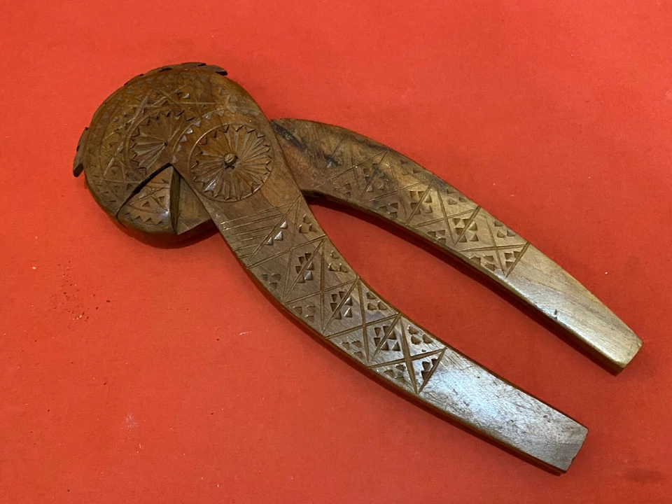 HUGE WODDEN VINTAGE NUT CRACKER HANDMADE CARVED ENGRAVED TOOL NUT WALNUT - Image 2 of 4