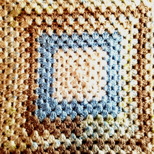 Coperta neonato vintage fatta a mano all'uncinetto giallo blu maglia lancio 32x32 morbida - Foto 1 di 5
