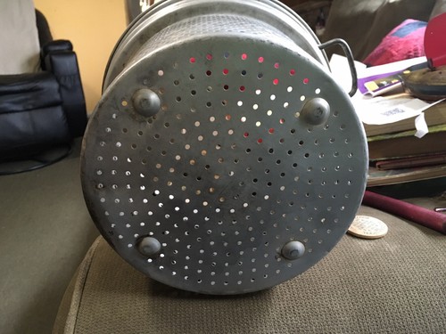 LEYSE ALUMINUM CO. 1.75 Gallon Stock Pot, Strainer. - Picture 3 of 4