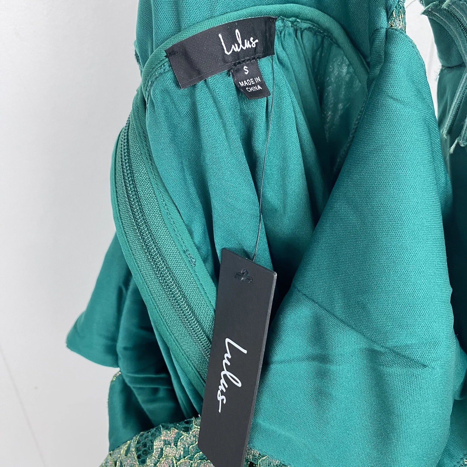 UNDERCOVER Abito Lulus Tawny verde pizzo metallizzato skater aderente svasato profondo scollo a V schiena cocktail