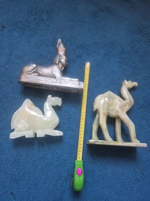 Ägypten, 2 Kamele Aus Marmor, Gehend Und Sitzend, Eine Sphinx Aus Metall. Ca22cm