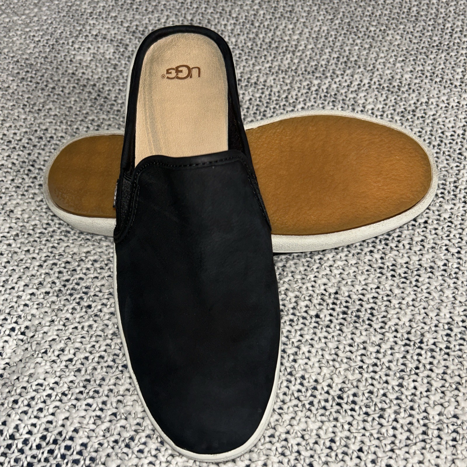 UGG Womens Gene Sneakers Black Slip On Low Top Shoes Size 9 Round Toe