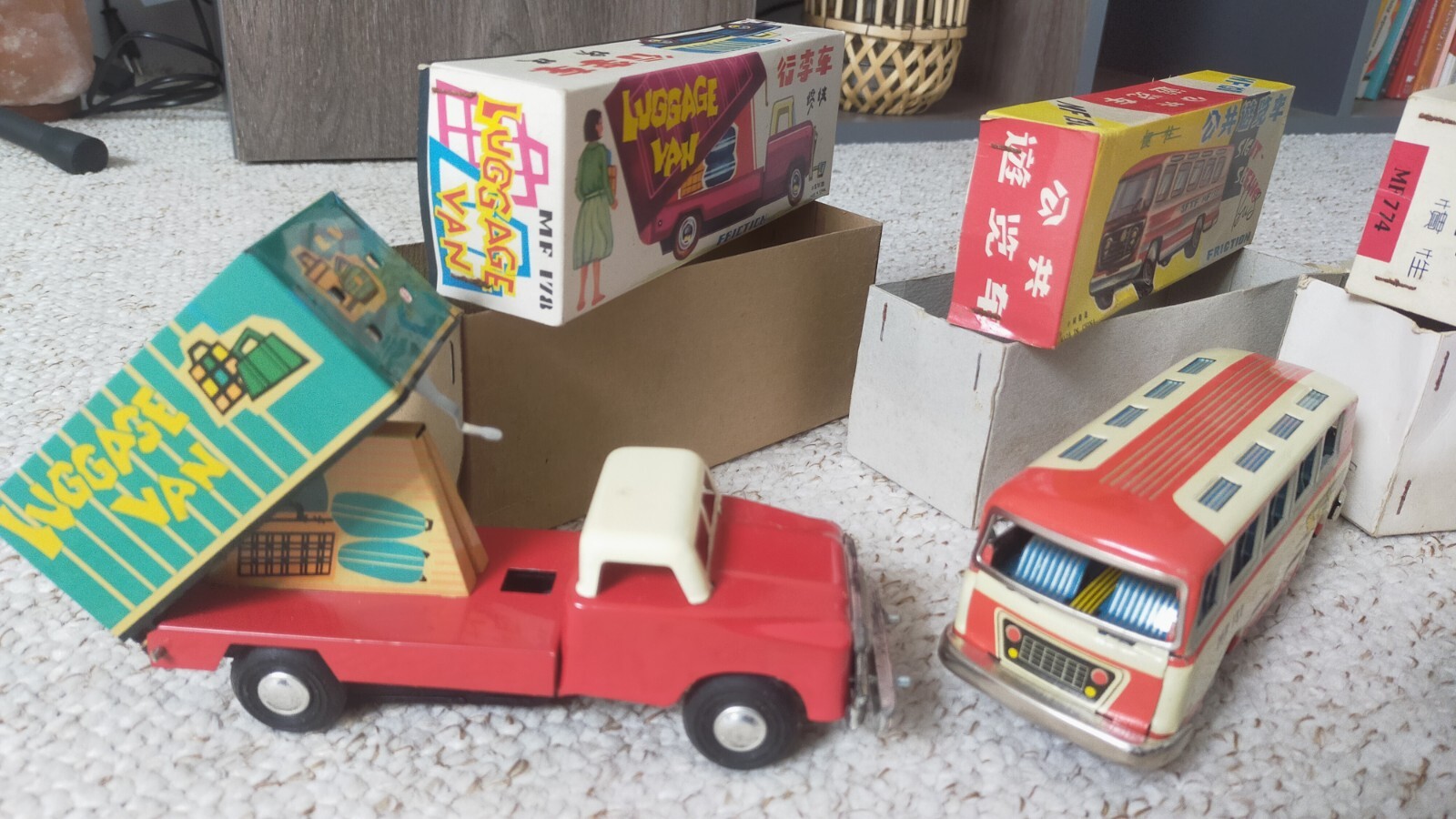 Jouets en tôle années 1960 camion de pompier miniature et dépanneuse rétro vintage - 2