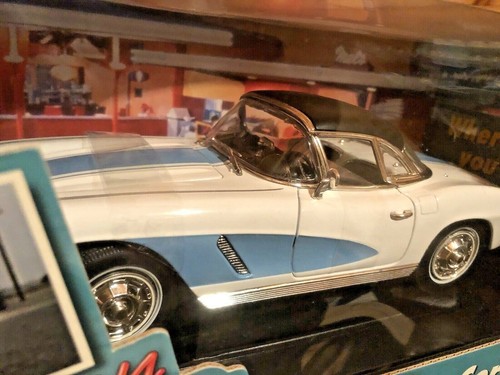 AMERICAN GRAFFITI 62 CHEVY CORVETTE 1:18 diecast white / blue convertible - Picture 5 of 10