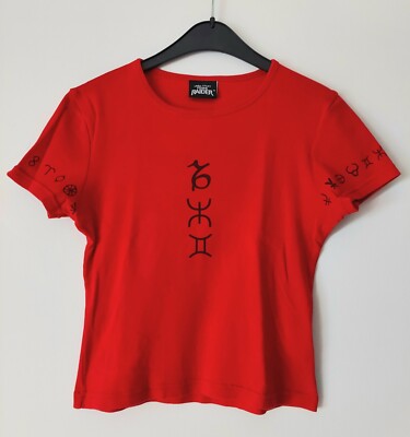 Dunkelrotes T-Shirt Promo aus dem Film Lara Croft Tomb Raider