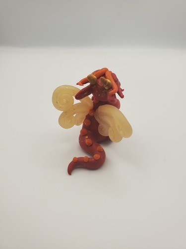 Skurriler DRACHE Miniatur Skulptur ROT/ORANGE Polymer Clay HANDARBEIT EICHE - Bild 3 von 6