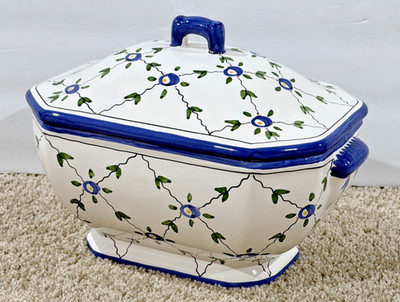 Casa Fina Tureen, Hand-Painted, Malveira Portugal, 10'' wide x 8'' high x 6'' deep