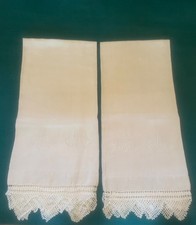 Coppia Antichi asciugamani in lino con iniziali ricamate e bordatura a uncinetto