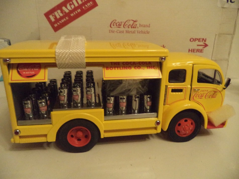 Danbury Mint Coca Cola 1955 Delivery Truck 1/24 Diecast Metal with Box - Image 4 of 4
