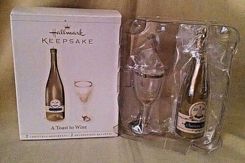 WINE ORNAMENT HALLMARK A TOAST TO WINE 2006 WHITE WINE BOTTLE GLASS WREATH. - Picture 1 of 6
