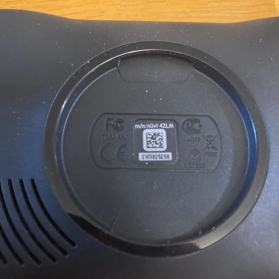 Garmin Nuvi 42LM GPS Bundle Mount Charger USB Data Cable Free Shipping - Image 2 of 4