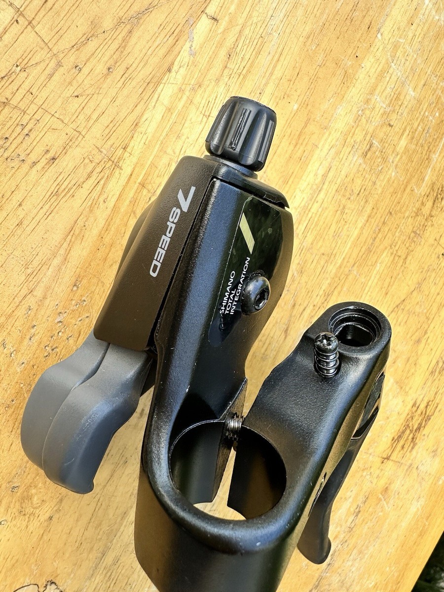 シマノ 07 NIUM MG 07 メタニウムMG (左) メタニウム、 メタニウムDC、メタニウム