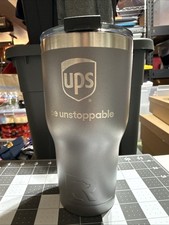 Vaso RTIC Grafito 30oz con tapa a prueba de salpicaduras en caja United Parcel Service