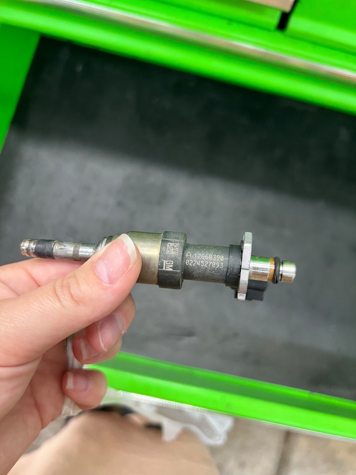 8 gm fuel injector 12668390 used in great working condition