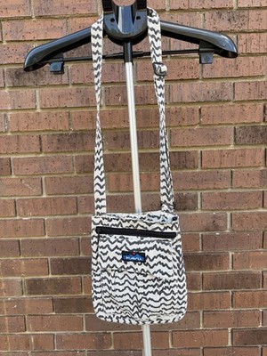 Kavu Keeper Crossbody Bag Purse Canvas Cream Black Zigzag Pattern Brown Lining