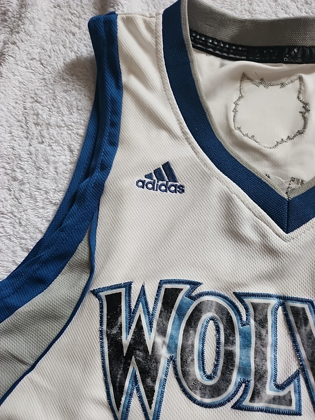 Adidas Vintage Wolves White Basketball Vest - Size Small image 6