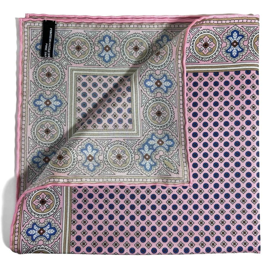 Cuadrado de bolsillo de seda floral rosa claro (hecho a mano en Inglaterra) Foto 3 de 4
