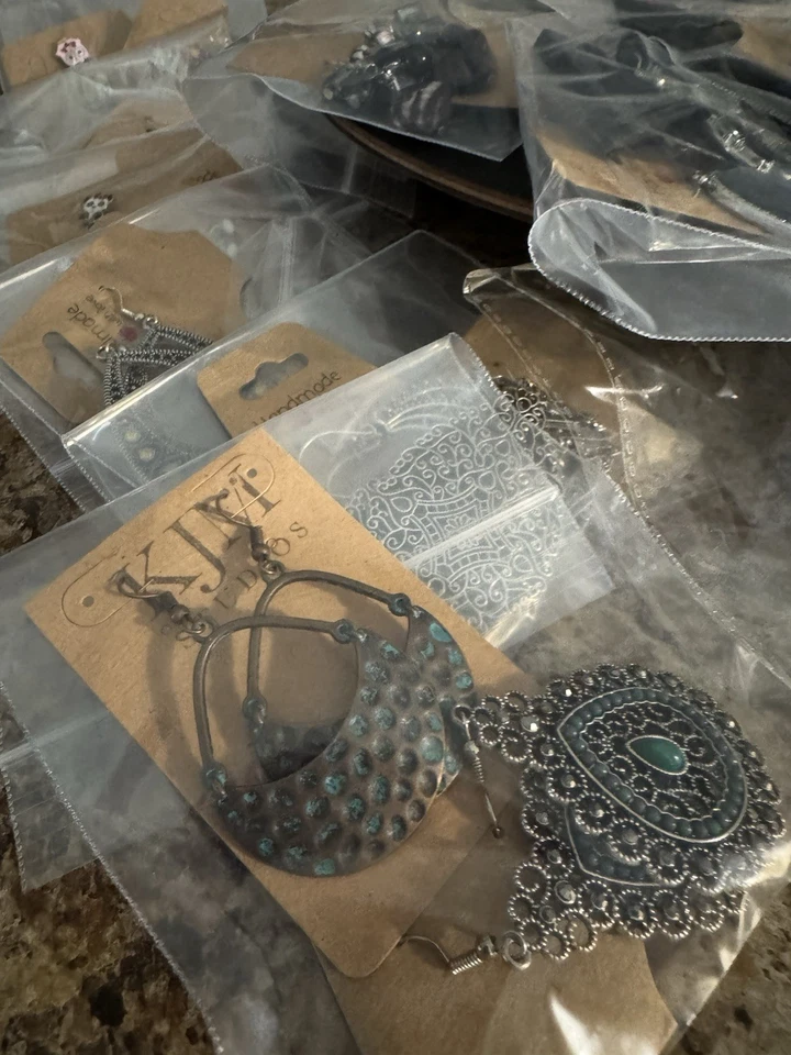 Enorme lote de 50 pares de pendientes perforados - todos los tipos, gran reventa, menos de $1 cada uno Foto 2 de 4