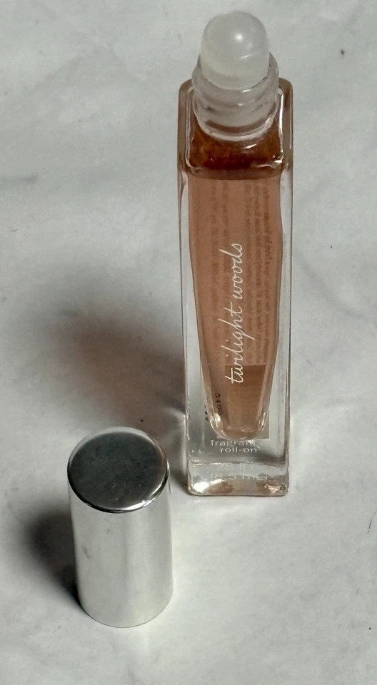 Bath & Body Works TWILIGHT WOODS 0,28 oz/8,5 ml Perfume Roll On Rollerball - ¡NUEVO! Foto 3 de 4