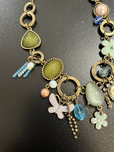 Two's Company Charm Halskette - Vintage Look, Edelsteine, Blumen, Schmetterling - Bild 2 von 7