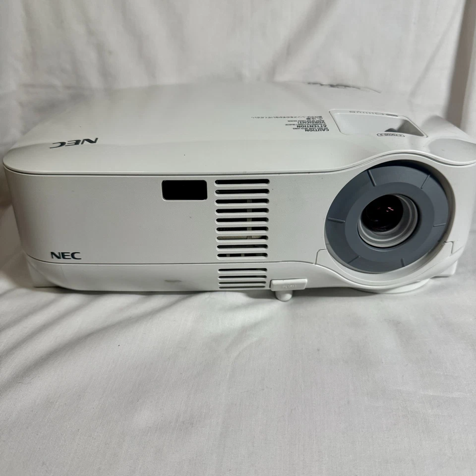 NEC Projector VT595 LCD 2000 ANSI Lumens 264 Lamp Hours - Image 3 of 4