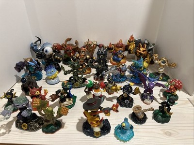 Activision Skylanders Lot Of 32 W/ Carrying Case Action Figures w/ No Duplicates