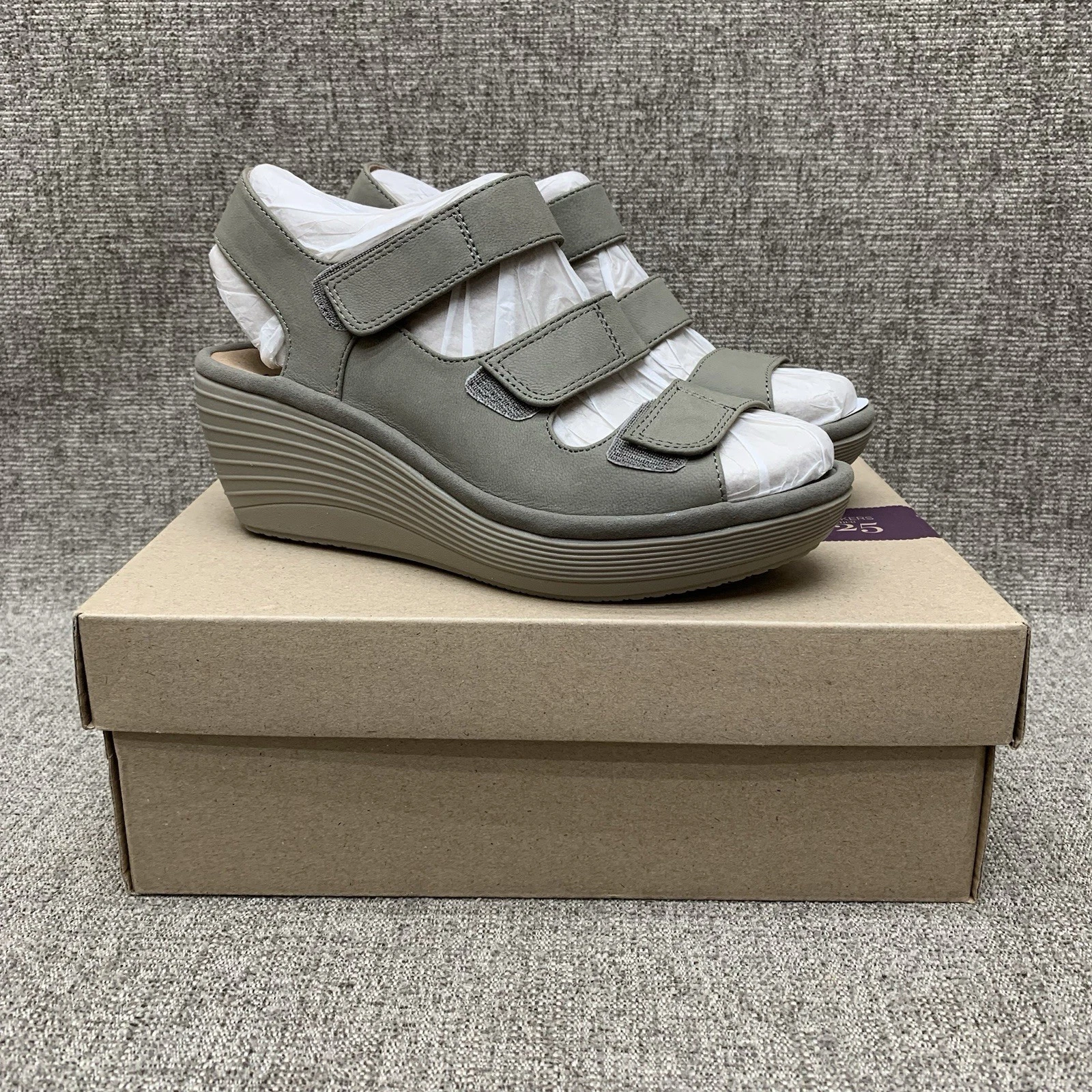 Sandali Clarks nuovi con scatola zeppe Reedly Juno salvia triplo cinturino pelle nabuk taglia 6 M