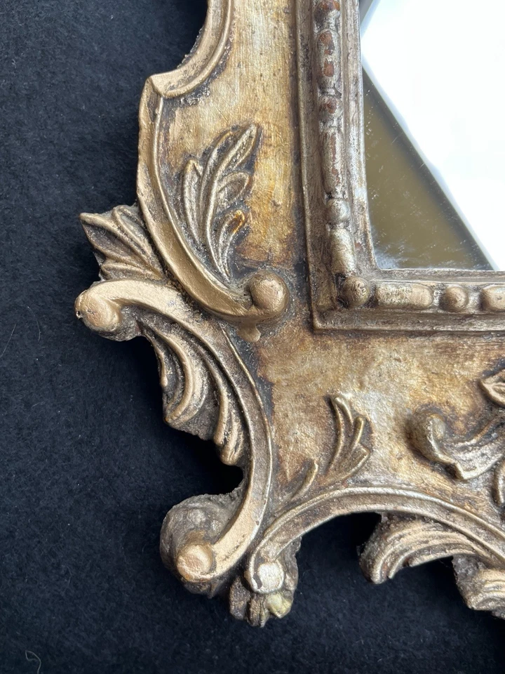 Espejo desplazado de madera dorada italiana ATQ 1800s, patrón “Entre los dos” Foto 4 de 4