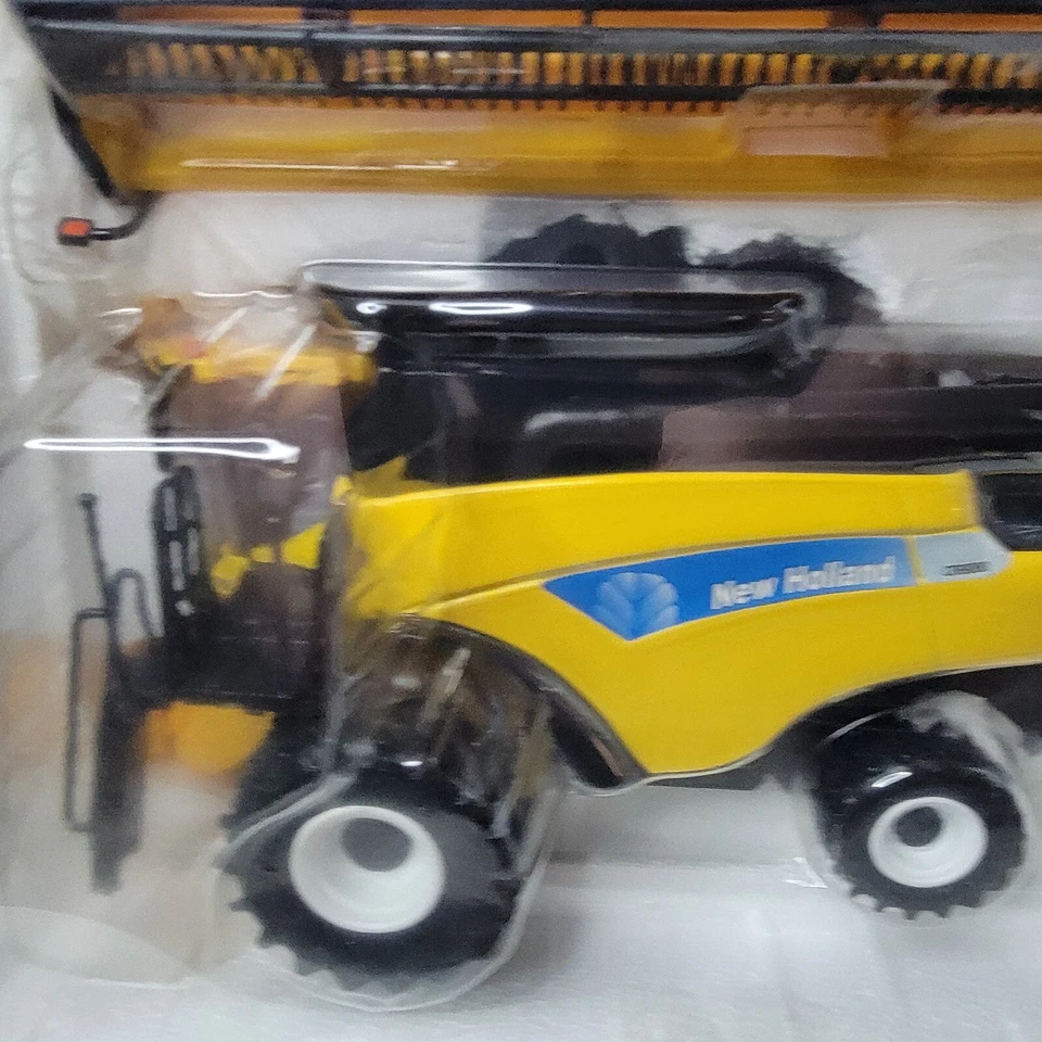 Ertl 2008 1/32 scale new holland CR9080 combine dealer edition w/ 2 heads yellow - Image 4 of 4
