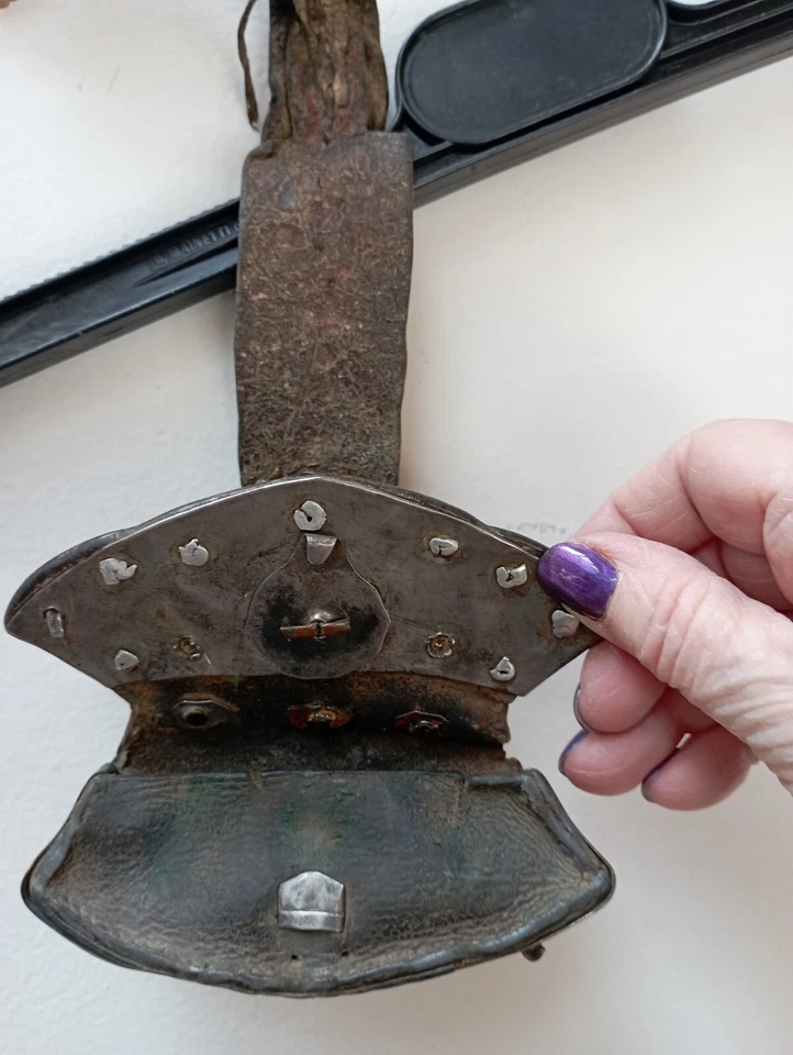 Antico Mechag Tibetano in pelle con decori di corallo, argento e ottone - Immagine 3 di 4